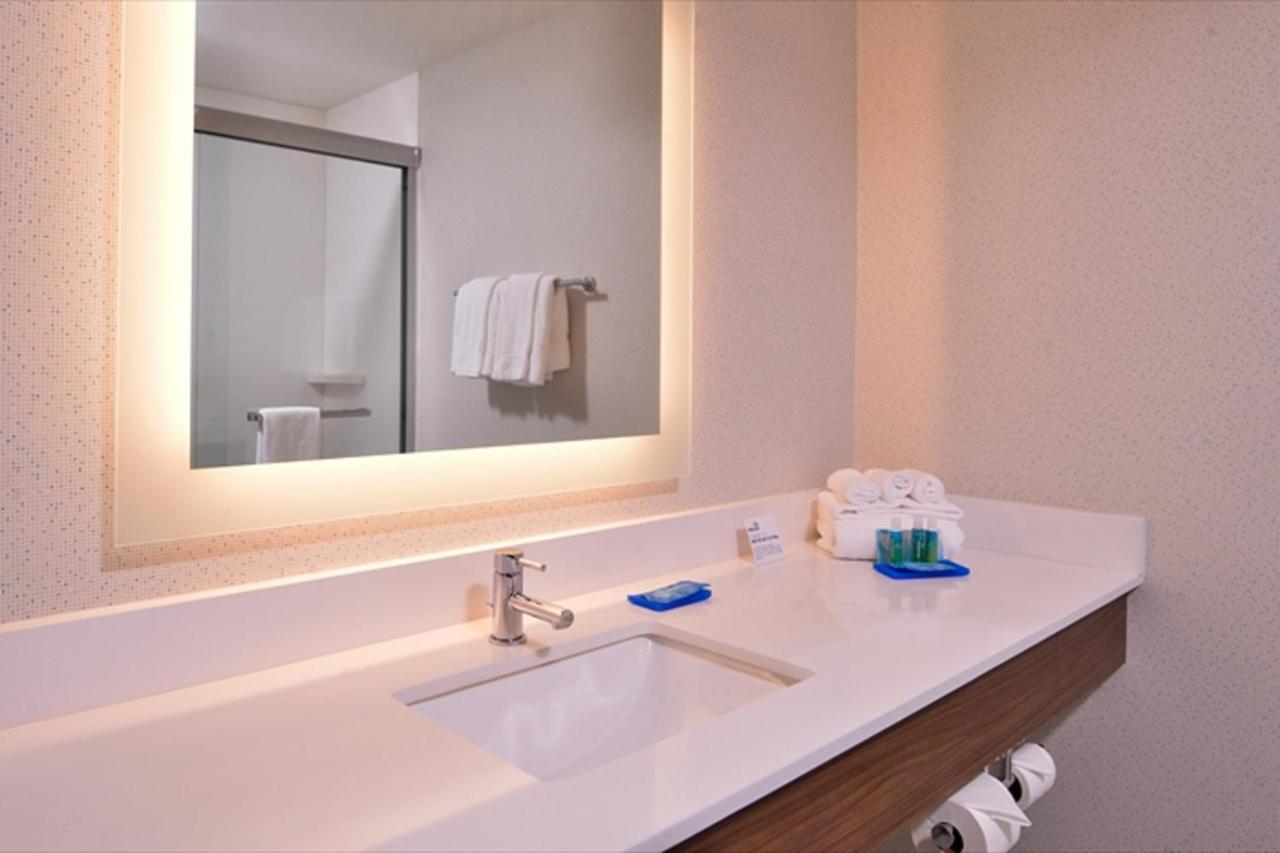 Hotel Express By Ihg Madera