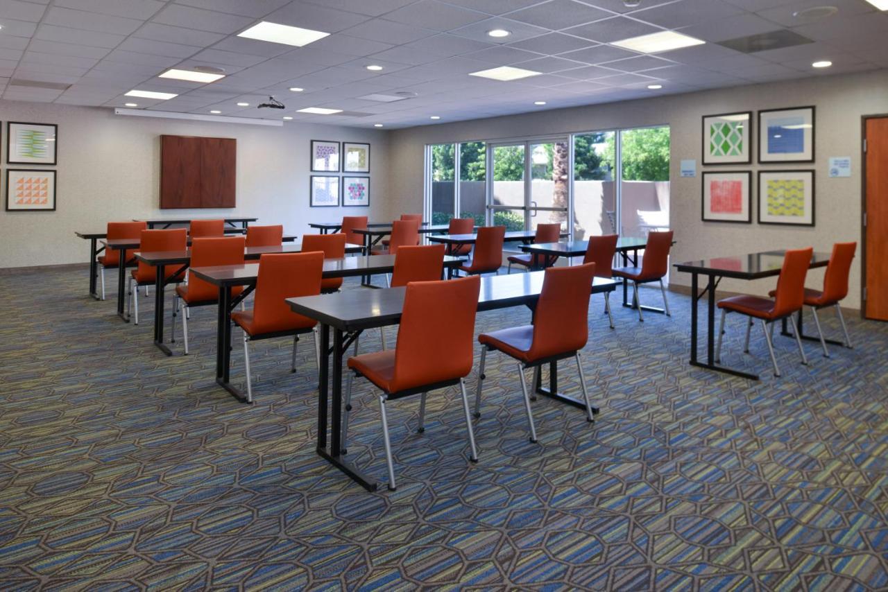 Hotel Express By Ihg Madera